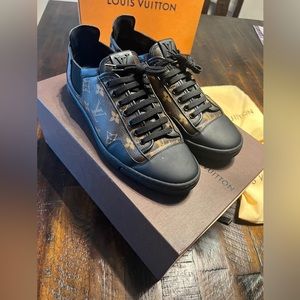 Louis Vuitton man sneakers size ( 6.5 in Louis )